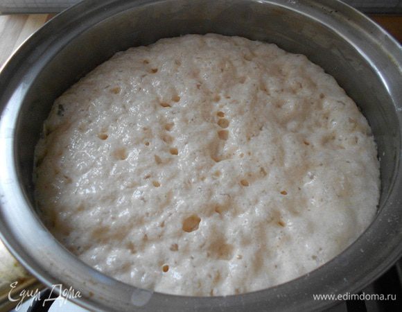 Для опары. В теплом молоке развести дрожжи , добавить 3 ст.л. сахара, 3-4 ст.л. муки, перемешать и оставить в теплом месте ~на 20 минут. Показатель готовности - большие пузырьки на поверхности опары.