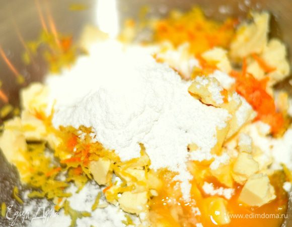 Дрожжи растворить в теплом молоке. В глубокую емкость положить 80 г холодного сливочного масла, нарезанного на кусочки, сахарную пудру, желток, цедру лимона и апельсина, щепотку соли.