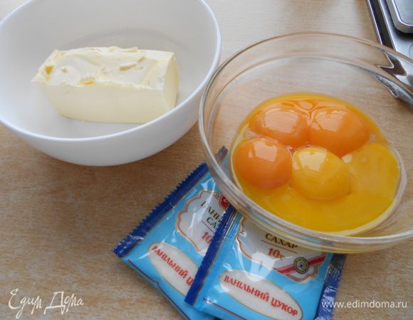 Дальше можно вылить смесь в ХП с остальными ингр. и пусть она замесит тесто; режим "дрожжевое тесто". Если таковой в доме нет - давайте подключать свои Золотые ручки! 