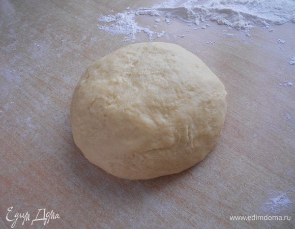 Тесто не должно быть липким, но и не следует увлекаться с мукой. Вот такой колобок получился у меня. Миску подпылите мукой, оставьте тесто подходить в теплом месте. Занимает около часа-двух