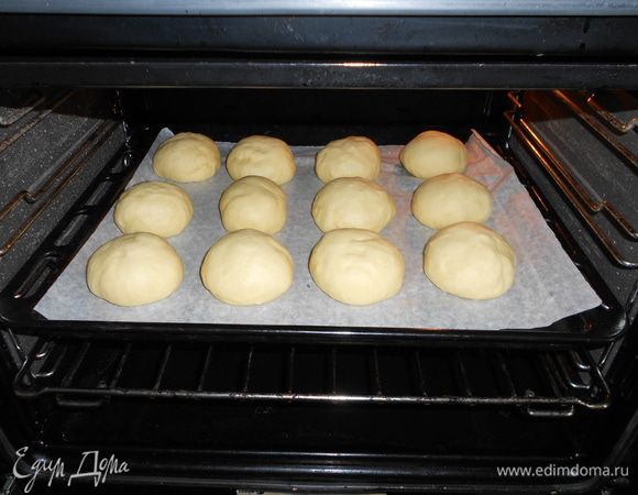 Выпекать сдобу 20-25 минут при температуре 200" С. Соединить желток и сливки. Обычно выпечку смазывают перед запеканием, но я это делаю за 3-4 минуты до того, как достать булки из духовки. 