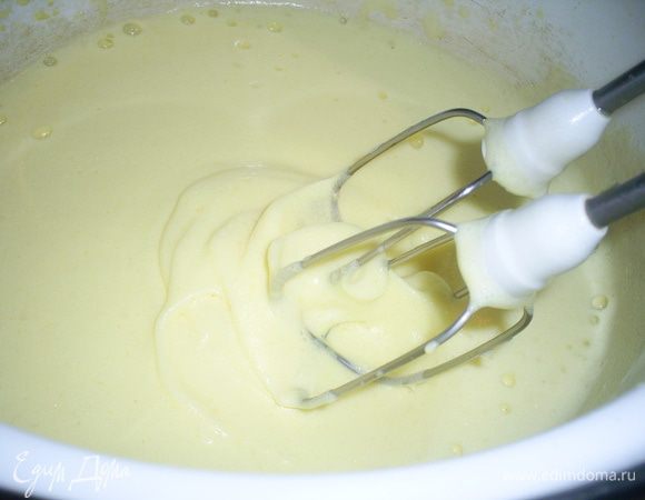 Желтки, молоко, ваниль, цедру и масло взбить миксером на высокой скорости до однородной массы. Сверху должна появится пена.