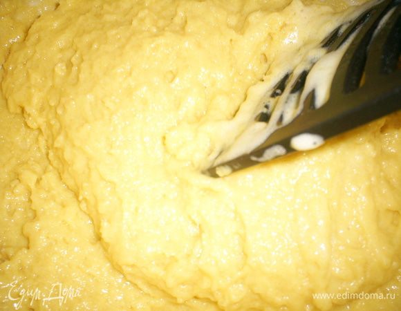 Желтковую и мучную смеси соединяем и тщательно перемешиваем лопаткой.