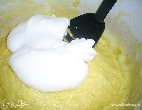 Белки взбиваем до устойчивых пиков, затем понемногу добавляем в них сахар и снова взбиваем до устойчивых пиков. Добавляем 1/4 часть взбитых белков в тесто и аккуратно перемешиваем лопаткой сверху вниз.