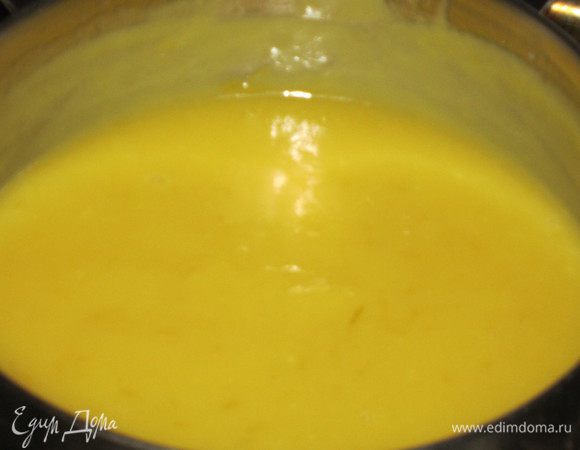 Ввести яичную массу и готовить до получения густой кремообразной массы.Охладить.