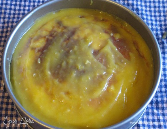 Сборка торта: В разъёмную форму (диаметром 20-22 см) уложить блины один на другой, смазывая каждый остывшим кремом( я использовала 2/3 ч. крема,а остальной подала в креманке вместе с тортом).Последний слой - крем.