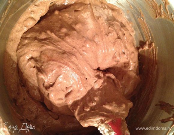 Сначала приготовить крем. Цедру с лимона снять полосками или натереть на мелкой терке, сок отжать. Я люблю, когра в креме попадается цедра))
Смешать сахар, желтки, молоко, какао и крахмал и на медленном огне, помешивая, довести до кипения. Добавить сок и цедру, проварить до загустения. Добавить шоколад.
Крем поставить остывать (накрыть пищевой пленкой). Убрать в холодильник на час. Через час сливки взбить, перемешать. 
