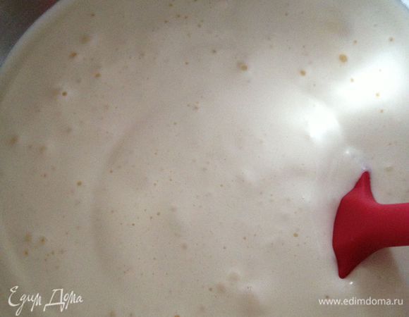 2 белка, 4 яйца, сахар взбивать минут 5–6 пока не посветлеют и не увеличатся в  объеме. В конце взбивания добавить тонкой струйкой 2 ст.л. растительного масла, 1 ч.л. ванильного экстракта.

Если мак свежий, то можно положить сухой. Если вы не уверены в свежести, то лучше мак проварить в молоке 10 мин, дать постоять 30 мин, процедить, взбить погружным блендером или прокрутить через мясорубку.