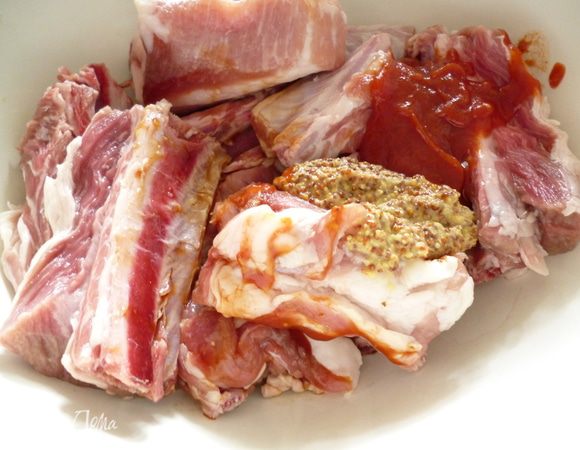 Подготовить ребрышки. Добавить горчицу, кетчуп, соевый соус, измельченный чеснок, посолить по вкусу и хорошо перемешать с ребрышками, немного помять их руками, чтобы маринад хорошо впитался. Поставить на 1 час в холодильник.