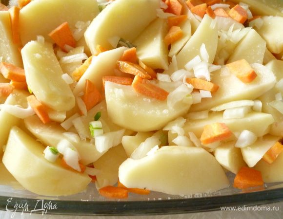 На дно формы для запекания (у меня стеклянная) налить растительное масло. Выкладываем половину лука и моркови. Затем картофель. Посолить, добавить лавровый лист и выкладываем оставшийся лук и морковь.