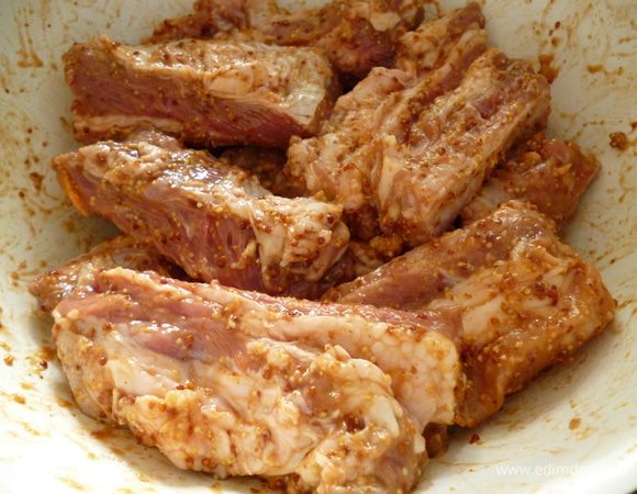 Достаем ребрышки из холодильника.