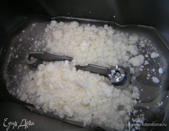 В контейнер хлебопечки налить воду, добавить соль, масло и творог,
