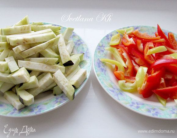 Баклажаны и перец нарезать так же.