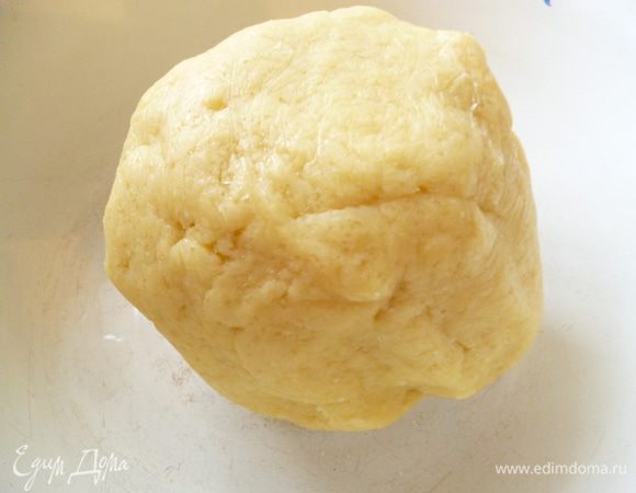 Замесить однородное тесто.Завернуть его в пленку и положить в холодильник минимум  на 1 час.Тесто можно приготовить заранее за сутки.