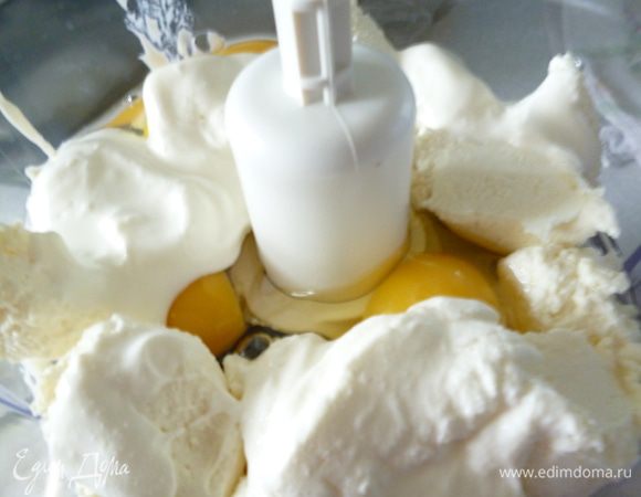 Приготовить творожную массу для начинки. Сырки растереть с яйцами и сметаной. Добавить манку и смесь для киселя, хорошо растереть до однородной смеси.