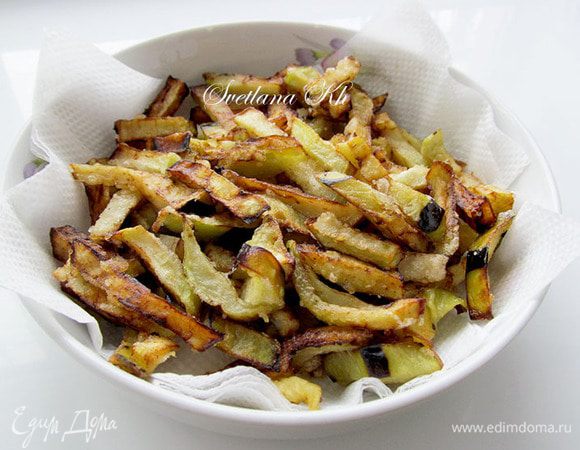 Баклажаны слегка панировать в крахмале, стряхнуть излишки и обжарить в масле. Выложить на салфетку, чтобы убрать излишки масла.