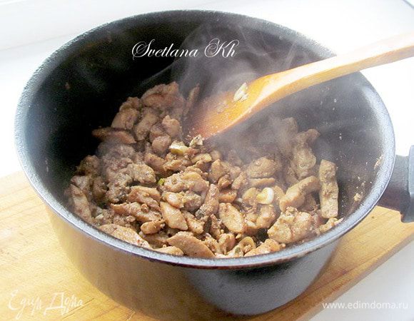 Обжарить курицу, помешивая.Добавить чеснок, соевый соус, сахар. Соединить с баклажанами и перцем. Влить бульон. Готовить до испарения жидкости. Если берете меньшее количество ингредиентов , то и количество бульона тоже уменьшайте.
Хорошо подавать с рисом на гарнир.