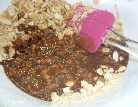 в печеньковую крошку вылить растопленное масло, добавить орешки, вылить карамельно-молочную массу (очень вкусную)