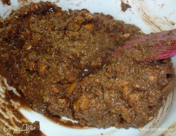 все хорошенько вымешать. разложить массу на полиэтилен или фольгу, завернуть в форме колбасы или любой желаемой вам форме. отправить в холодильник на застывание. миску и лопатку отдать детям га облизывание. если нет детей под рукой, проделать эту процедуру самостоятельно, без посторонних