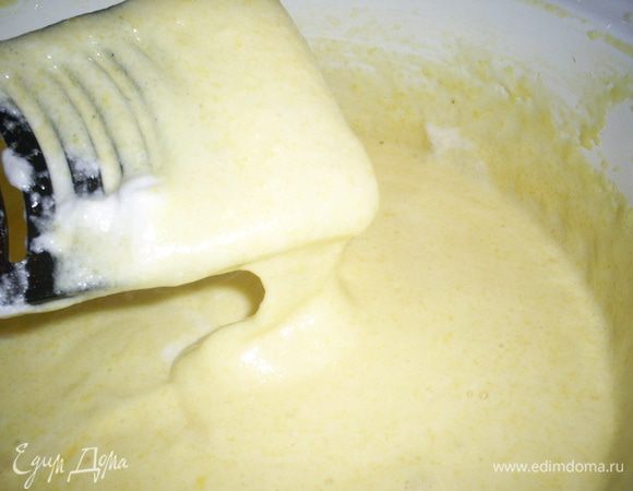 Добавляем оставшиеся белки в тесто, аккуратно перемешиваем лопаткой сверху-вниз. У нас должно получится воздушная масса.