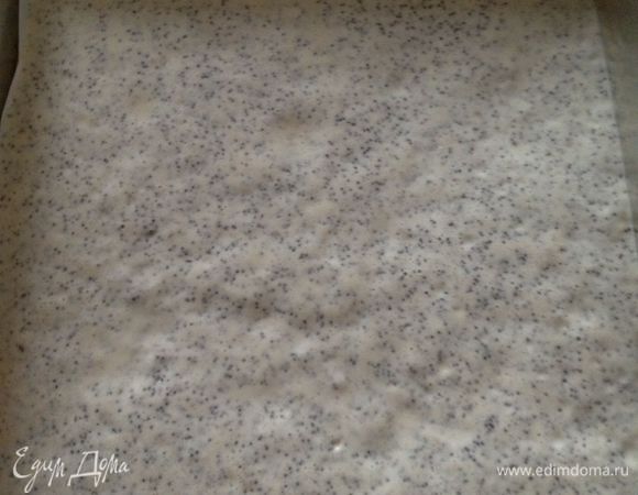 Смешать щепотку соли, муку, мак, разрыхлитель.
Аккуратно, методом “складывания” перемешать сухую смесь со взбитыми яйцами.
Вылить на противень, застеленный пекарской бумагой, (бумагу не смазывать) разровнять и испечь до лёгкой золотистости в течении 7-8 минут (духовку нагреть заранее до 200 С).