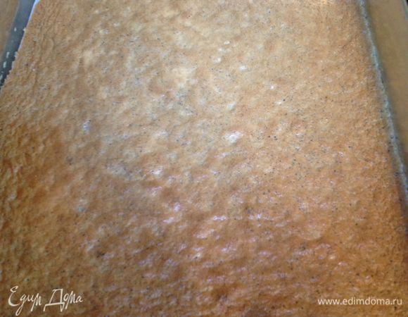 Достать корж из духовки, закрыть сверху ещё одним листом бумаги, сверху полотенцем и так охладить.
Снять верхний лист бумаги и с ним снимется тонкая верхняя пленочка. 

