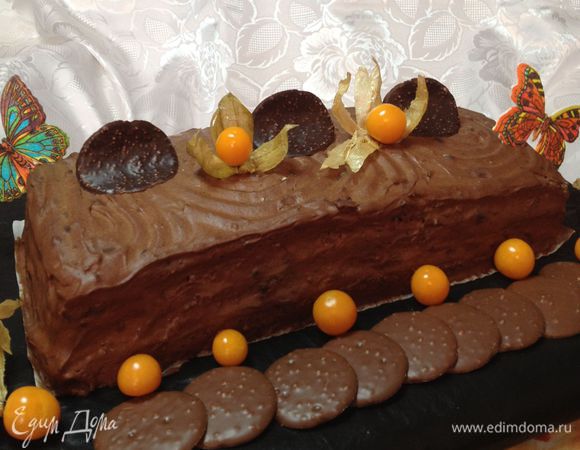 Корж получается очень нежным, дополнительной пропитки не требуется, но если хочется, то можно и пропитать)) Разрезать корж на три полосы – поперёк. Каждый корж промазать кремом, украсить по желанию. Можно пробовать сразу)) Но вкуснее он на следующий день))
Приятного чаепития))))