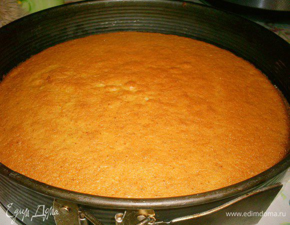 Выпекаем тесто в форме 26 см, дно которой застелено бумагой, в разогретой до 160 градусов духовке 25-30 минут. Дать остыть в форме, перевернув ее вверх дном.