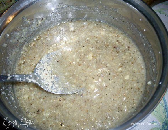 Растворить 30 г сахара в теплом молоке (2 ст.л.) и смешать с молотыми орехами.