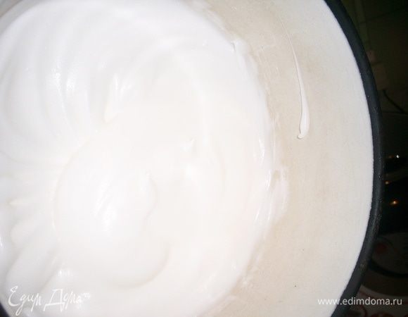 Белки взбиваем до получения массы, не выпадающей из емкости при ее переворачивании.