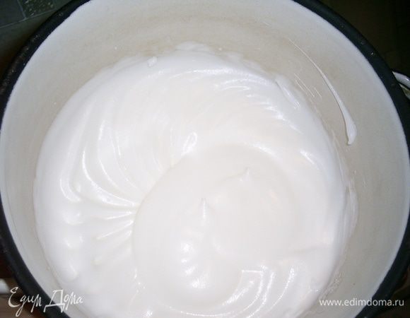 Постепенно добавляем оставшиеся у нас 40 г сахара во взбитые белки и взбиваем до устойчивых пиков.