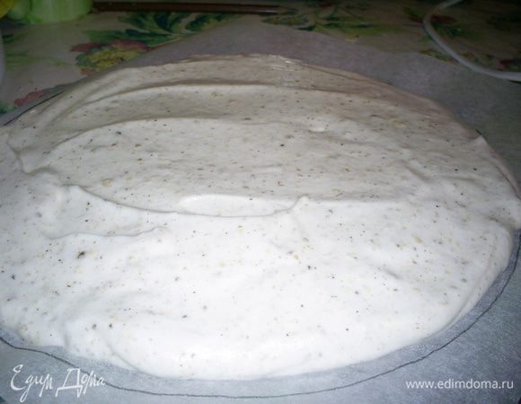 На бумаге для выпечки чертим круг диаметром 24 см и выкладываем на него безе. Во время выпечки оно расплывется и его диаметр увеличится.
Выпекаем его в разогретой до 120 градусов духовке примерно 1,5 часа до готовности.