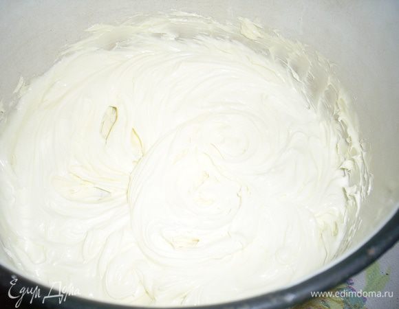 Молоко с сахаром, цедрой и ванилином нагреваем до полного растворения сахара. Оставляем остывать при комнатной температуре. Затем беремся за масло. Масло комнатной температуры взбиваем до пышности и посветления.
