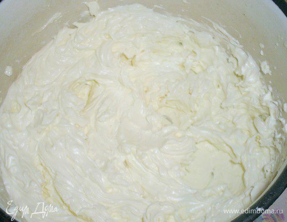 Теперь по-немногу добавляем во взбитое масло теплый сироп. Крем после добавления горячего молока может стать жидким, это нормально. У меня молоко было не настолько горячим, крем немного разжижился, но совсем жидким не стал. Ставим крем в холодильник примерно на 20 минут. Он загустеет. Может понадобится и больше времени продержать крем в холодильнике, смотрите на его густоту.
Загустевший крем взбиваем миксером до пышного состояния.