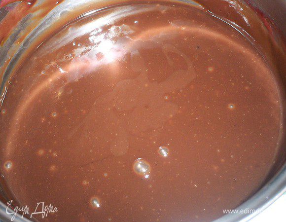 Готовим шоколадную прослойку. Черную смородину (у меня была замороженная) протираем через сито, чтоб избавится от косточек и шкурок. На водяной бане растапливаем шоколад с маслом, добавляем смородиновое пюре и даем остыть.