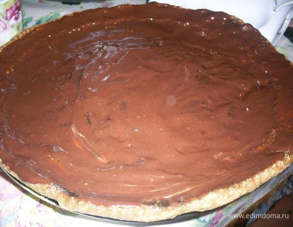 Остывшее безе смазываем шоколадной массой.