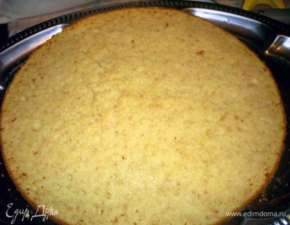 Остывший бисквит очень аккуратно разрезаем на два коржа.