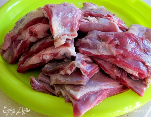 Ребрышки барашка (~1,3 кг) нарезаем порционно. Моем, обсушиваем бумажным полотенцем. Солим, перчим.