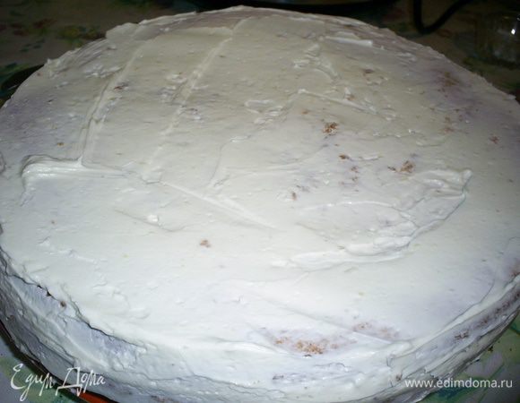 Кладем сверху второй корж и обмазываем верх и бока торта оставшимся кремом.
