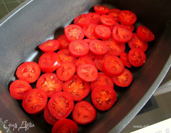 Помидоры нарезаем кружочками и выкладываем на дно кастрюли. Чуть посолить и посыпать приправами (тимьян, орегано, розмарин, эстрагон)