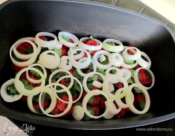 Третий слой - лук, порезанный колечками и чеснок.