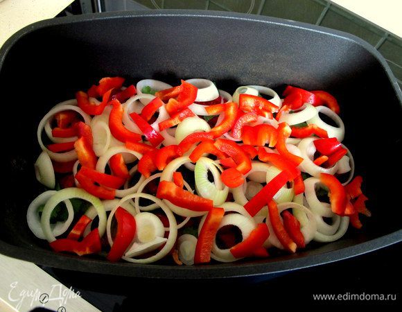 Далее выкладываем перец.