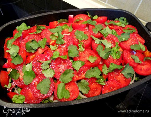 На мясо слои выкладываем в обратной последовательности: перец, лук, помидоры, зелень. Для любителей можно добавить айву, порезанную дольками. Я не добавляла.