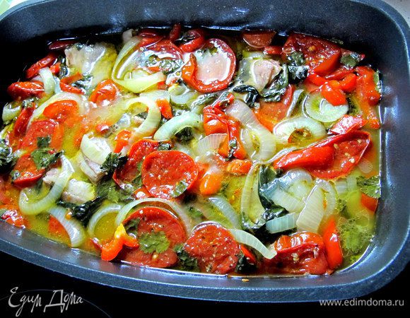 Тушить под крышкой 1,5-2 часа. В процессе приготовления лучше не перемешивать, а аккуратно трясти кастрюльку с содержимым.