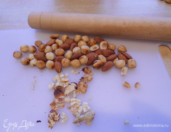 Фундук (у меня не хватило, добавила миндаля) поджарить в духовке 10 минут при 200 "С, очистить, крупно порубить