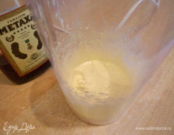 Желтки взбить с половиной сахара, по капле добавлять коньяк, продолжая взбивать. Отдельно взбить белки с оставшимся сахаром.