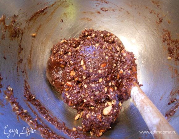 В шоколад добавить желтки, муку, фундук - хорошо перемешать, аккуратно ввести белки. Духовка 170"С, дно и стенки формы на 24 см выстелить пергаментом или фольгой, выпекать 10мин, достать из печи и оставить остывать