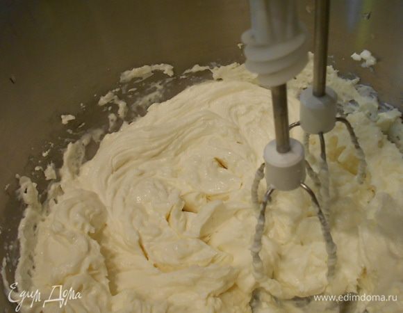 В миксере взбить сыр, сливки, сахар, ваниль на средн.мощности до пышного состояния, ввести по одному яйца