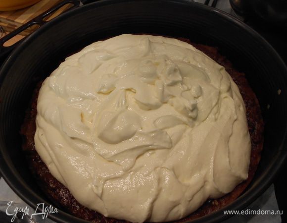 Выложить творожную массу на бисквит, разровнять