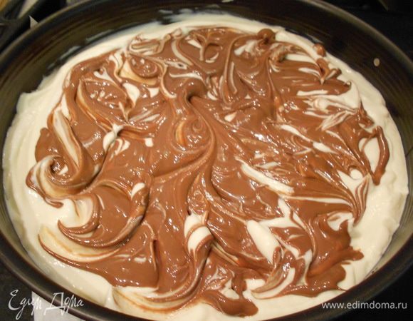 Растопить шоколад на водяной бане, 5 мин. остудить, ложкой произвольно выкладывать шоколад, сделать разводы